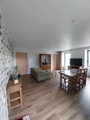 Gîte pour 4 personnes, avec vue ainsi que terrasse et jardin à Saint-Germain-Lespinasse