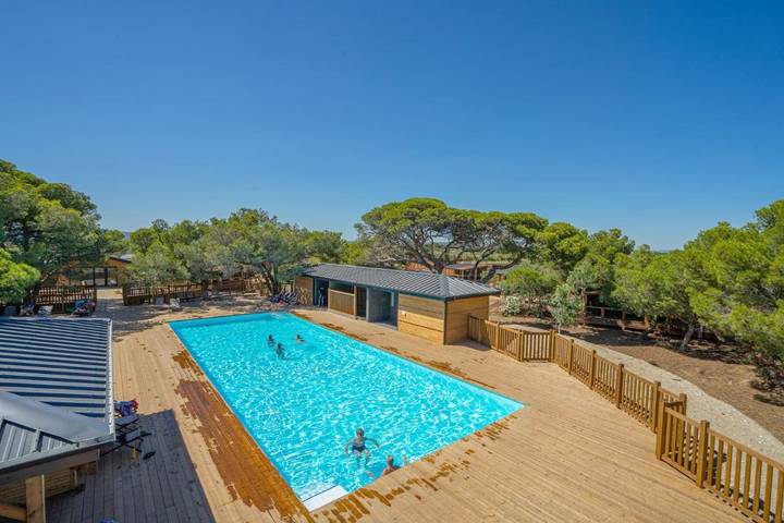 Camping pour 4 personnes, avec Balcon et Terrasse ainsi que Jacuzzi et Jardin