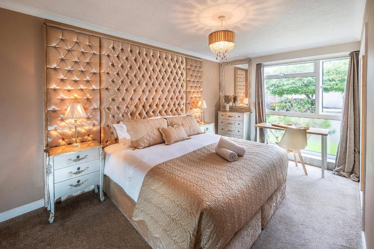 Entire apartment, Superior Apartment in Windsor, Berkshire