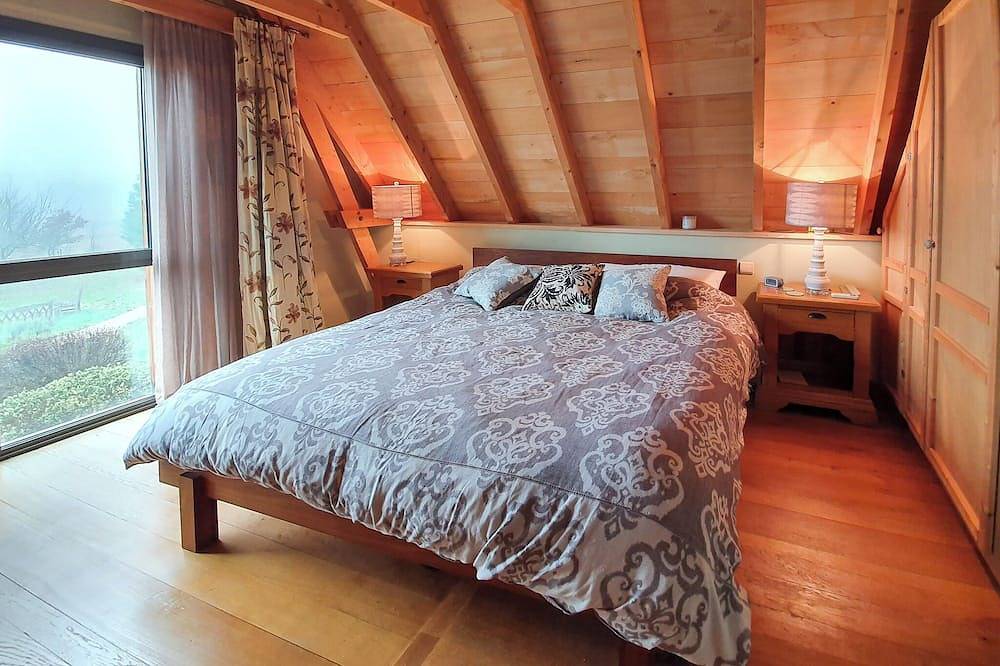 Character house 10 minutes walk from the medieval village of Cajarc with swimming pool in Cajarc, Macizo Central