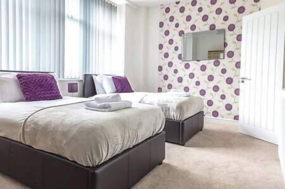 Entire apartment, Comfortable Swindon 2 bedroom Town Centre Apartment with en-suite, Free Parking in Swindon, North Wessex Downs