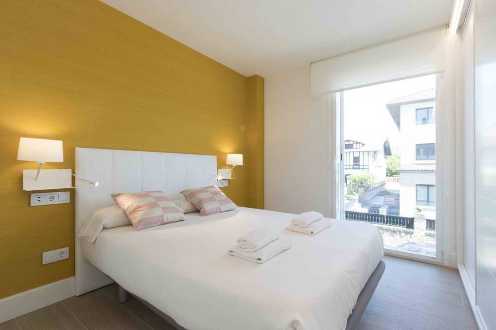 Entire apartment, Brunet Iv | The Rentals Collection in Playa de la Concha, San Sebastian