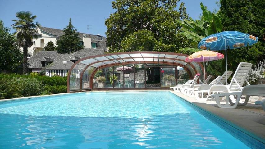 Hôtel pour 2 personnes, avec piscine et sauna ainsi que jardin et jacuzzi, animaux acceptés à Entraygues-sur-Truyère