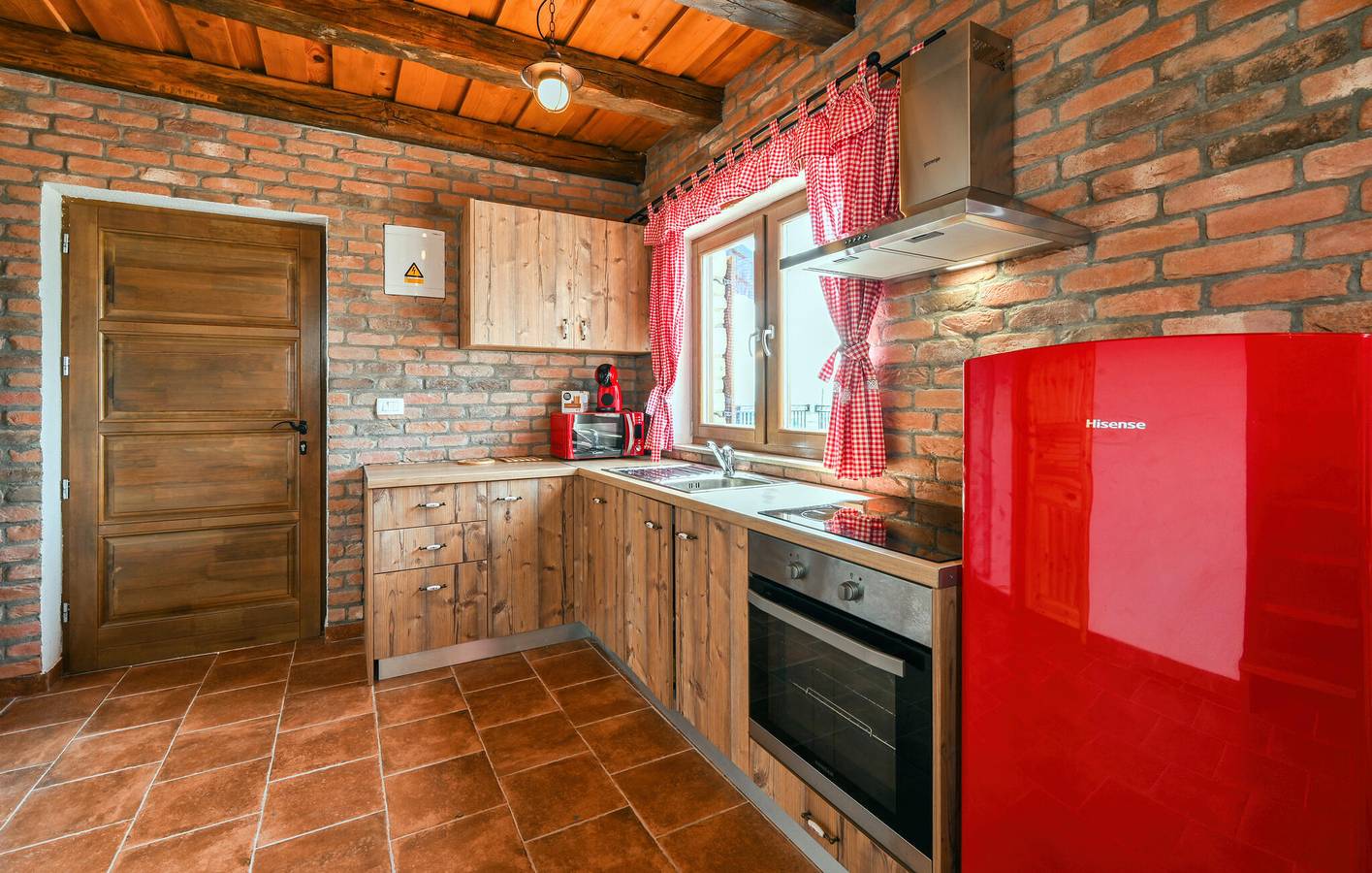 Ruim appartement met 2 slaapkamers, zwembad, terras en wifi in Koprivnica-Krizevci