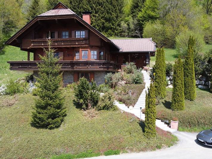 Ferienhaus für 10 Personen, mit Balkon und Whirlpool sowie Terrasse und Pool in Velden am Wörther See