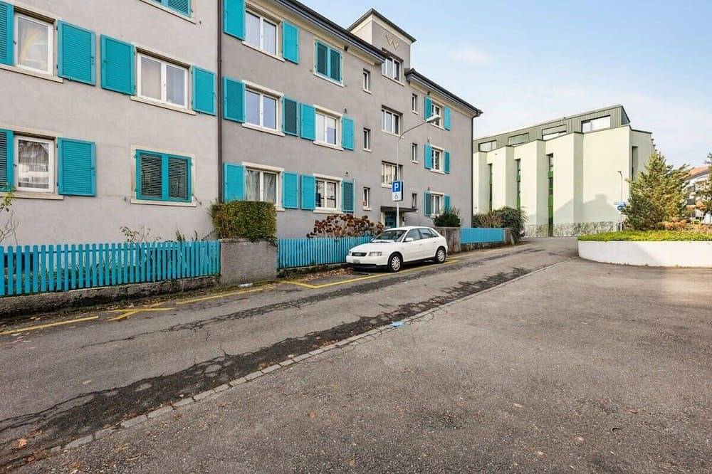 Ganze Wohnung, Simple 2 Bedroom apartment in Oerlikon in Zürich, Bezirk Zürich