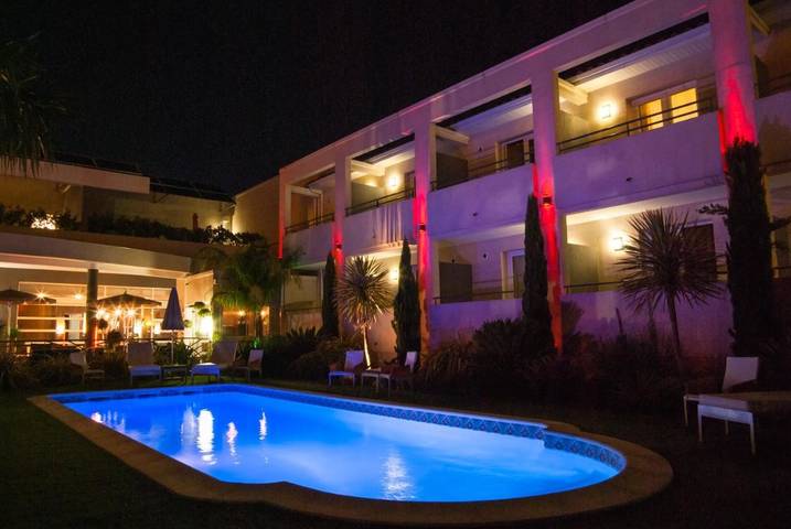 Hôtel pour 2 personnes, avec terrasse ainsi que piscine et jardin