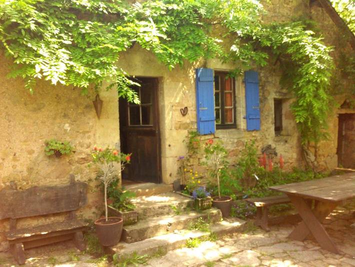 Location de vacances pour 12 personnes, avec vue ainsi que jardin et piscine, animaux acceptés à Maleville - 2