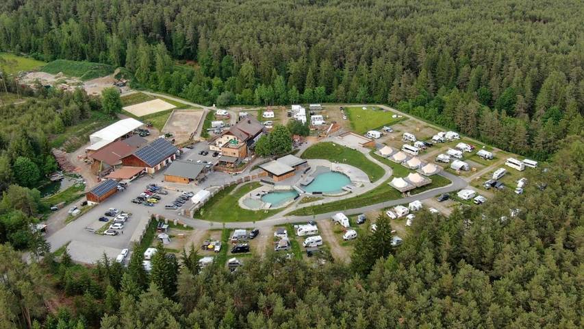 Bungalow für 4 Personen, mit Garten und Pool sowie Ausblick und Seeblick, mit Haustier in den Alpen - 2