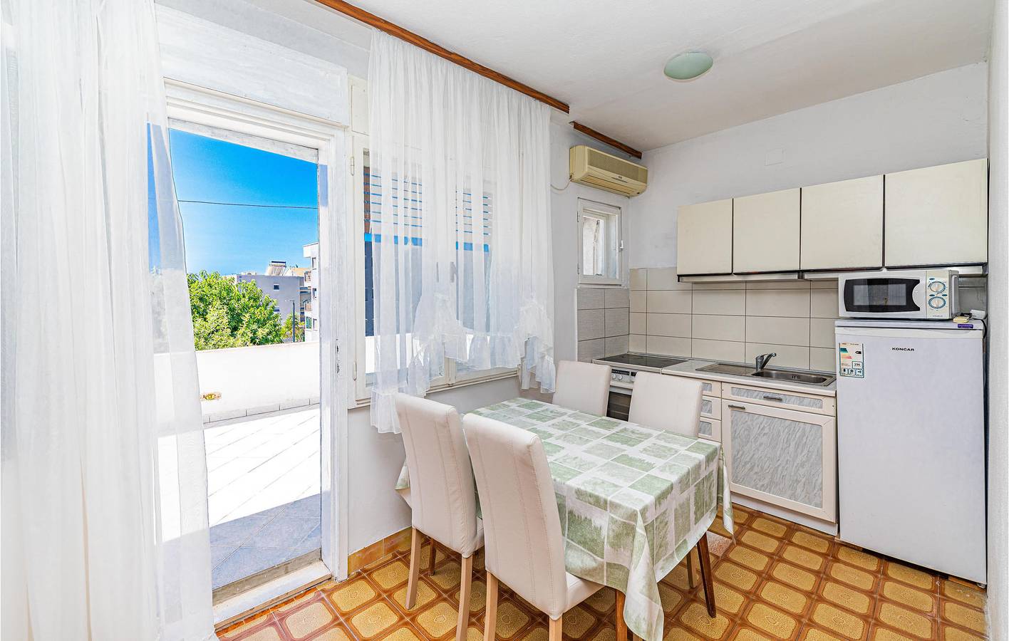Appartement de vacances entier, Appartement confortable de 2 chambres avec terrasse, Wi-Fi et parking près de la plage de Copacabana in Trogir, Split-Dalmatie