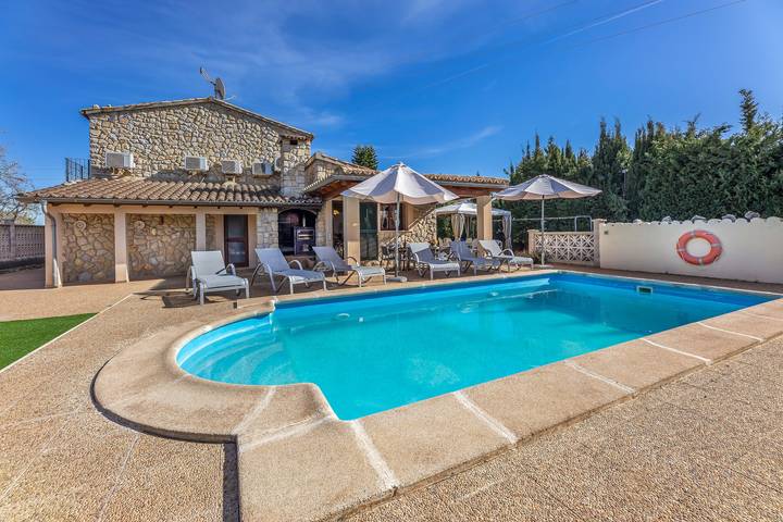 Cheap villa for 7 people, with Balcony and Garden