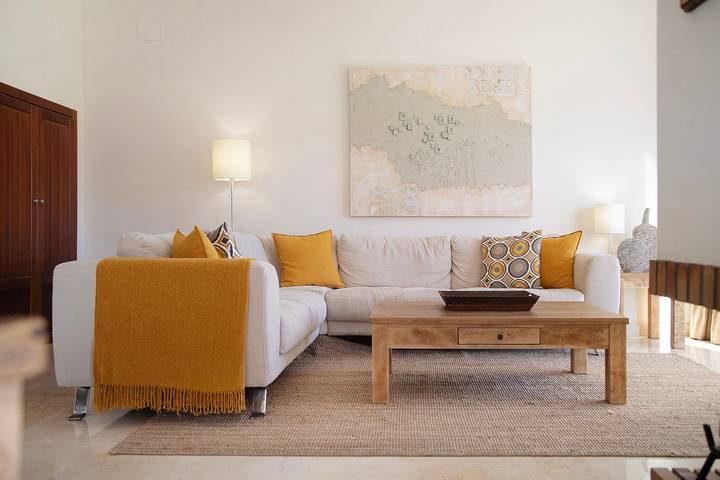 Holiday Home "2-Bedroom Townhouse" with Mountain Views, Shared Pool & Wi-Fi in Arcos de la Frontera, White Villages