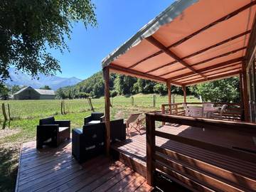 Camping pour 2 personnes, avec terrasse ainsi que piscine et jardin, animaux acceptés dans les Hautes-Pyrénées