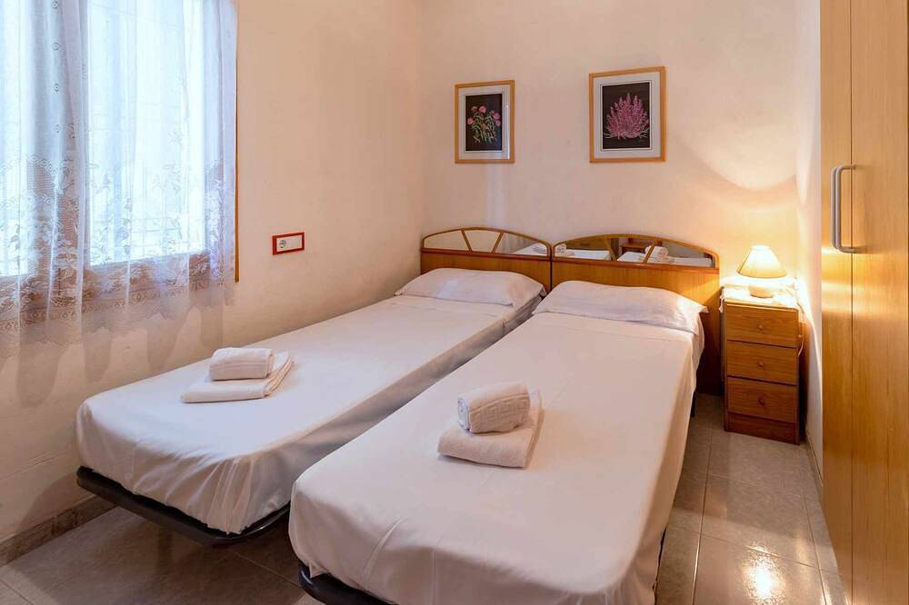 Entire apartment, Cap Ras 04 Comfortable apartment close to the sea in Platja Grifeu, Upper Empordà