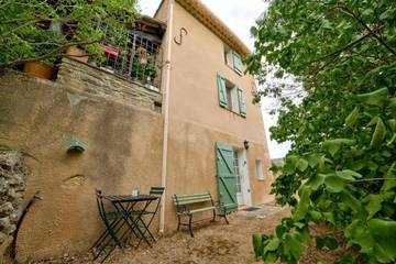 Gîte pour 2 personnes, avec jardin ainsi que vue et piscine, animaux acceptés à Barjols