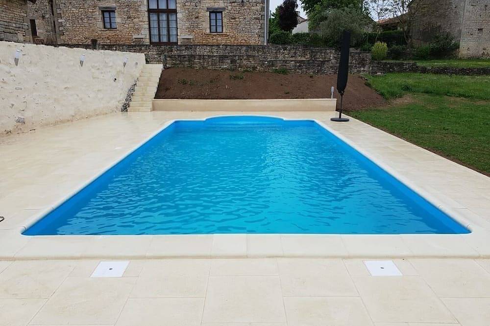 The Hobogîte: 4-Star Stone Cottage, Exclusive use Heated Pool & Acre of Gardens in La Chèvrerie, Charente