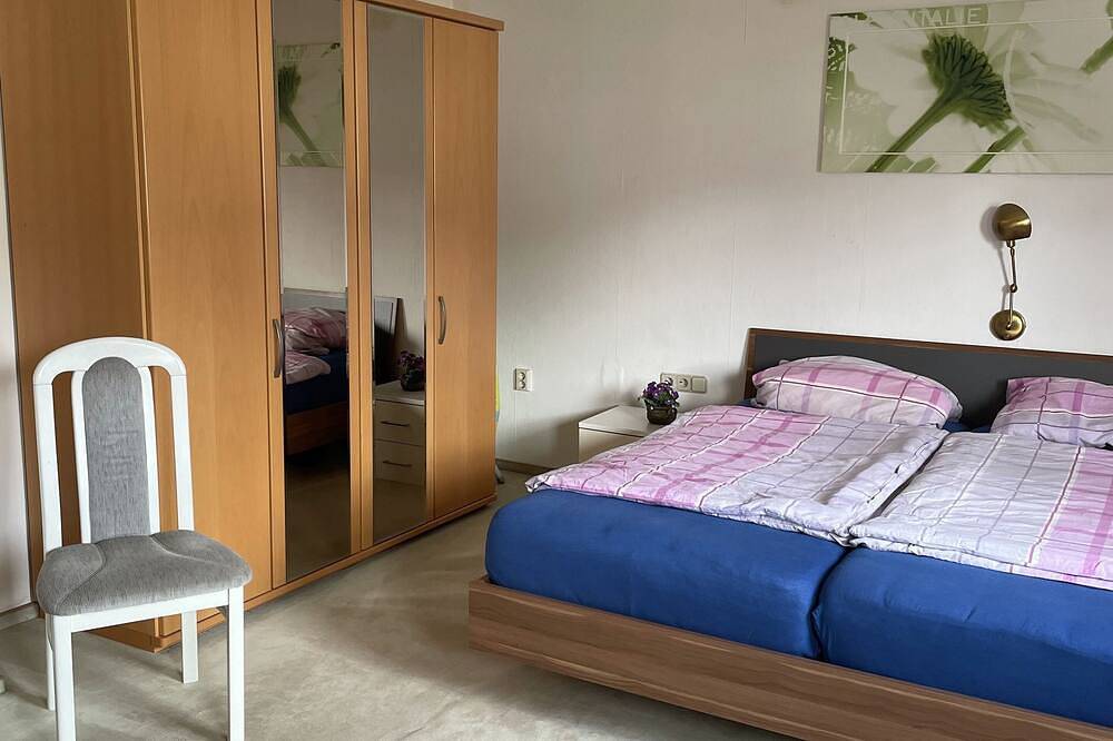 Entire house, quiet city location, garden, electric bed, Free parking, Free Wifi in Bielefeld, North Rhine-Westphalia