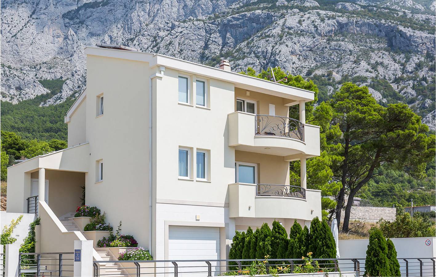 Gemütliche Ferienwohnung mit Pool, Terrasse und WLAN in der Nähe der Küste von Makarska in Veliko Brdo, Makarska
