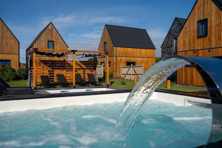 Ferienhaus für 6 Personen, mit Balkon und Whirlpool sowie Terrasse und Garten