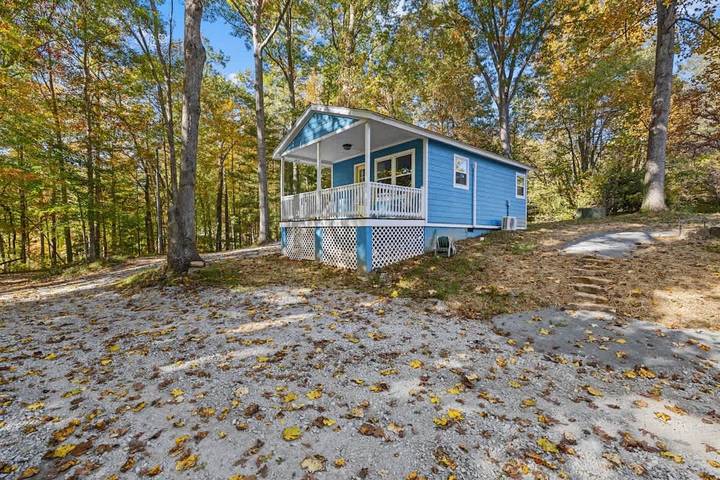 Vacation home for 3 people, with balcony, kid friendly in North Carolina