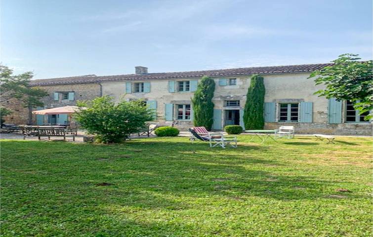 Gîte pour 12 personnes, avec jardin ainsi que terrasse et piscine, adapté aux familles à Geay