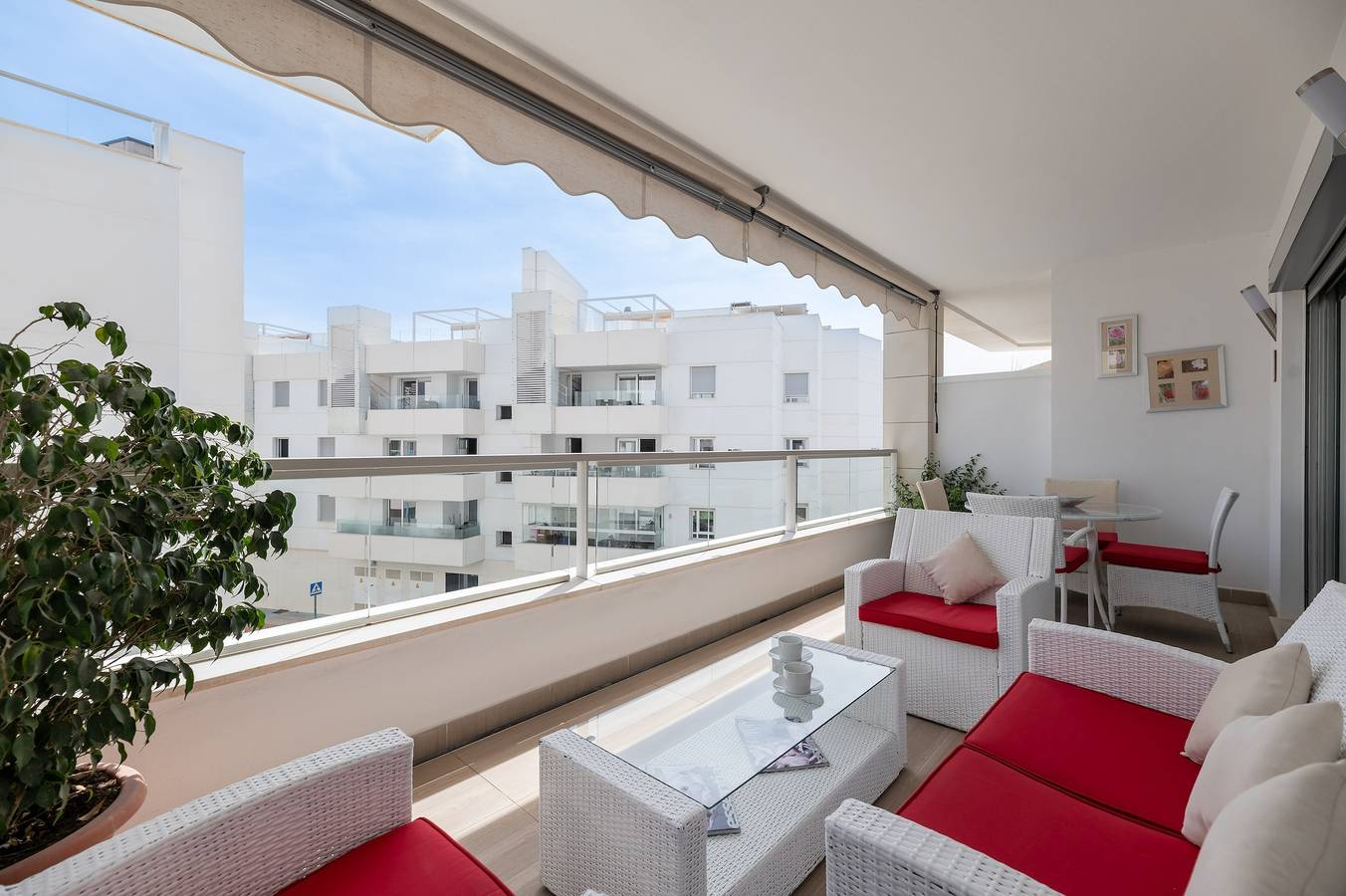 Entire apartment, Apartment 'Acogedor Apartamento 2 Dormitorios' with Shared Pool, Wi-Fi and Air Conditioning in San Pedro de Alcántara, Marbella