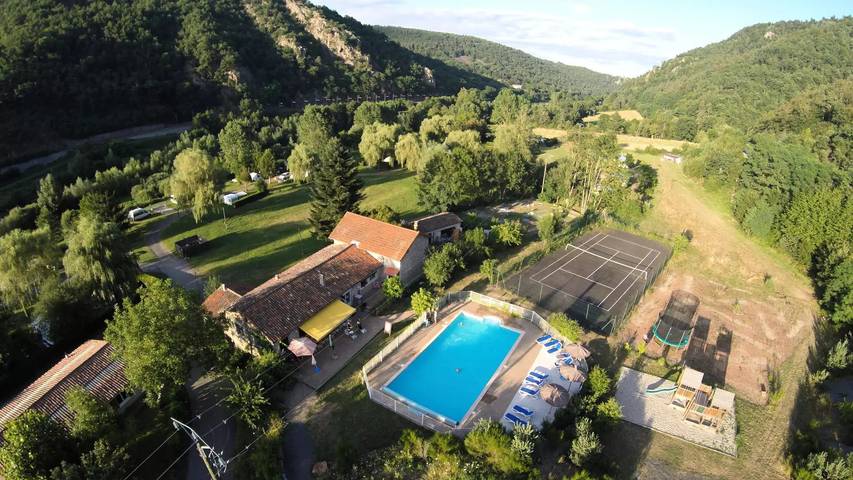 Camping pour 4 personnes, avec Terrasse ainsi que Sauna et Vue en Haute-Loire