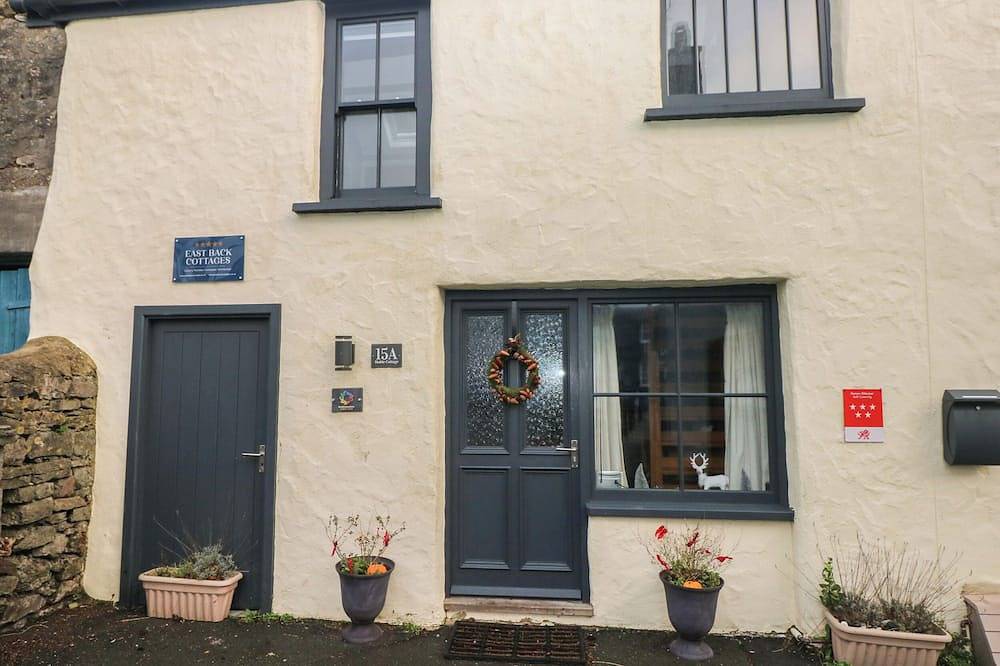 Stable Cottage, pet friendly, character holiday cottage in Pembroke in Pembroke, Pembrokeshire