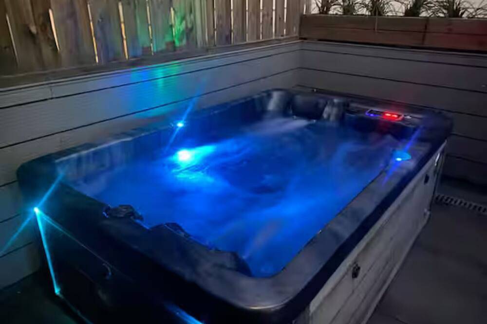 Intimate and exclusive penthouse cabin with jacuzzi, terrace and barbecue in Barcelona Centre, Barcelone
