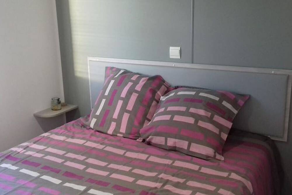 33m² Mobile Home with Terrace in Le Boulou in Le Boulou, Céret region