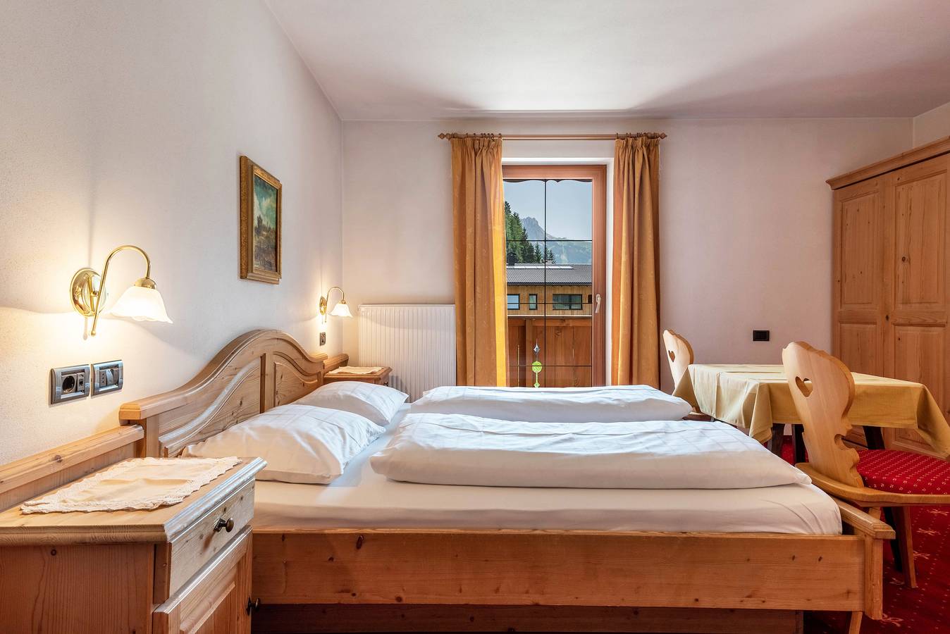 Geheel appartement, Appartement 'Hotel Residence Gardena Sella' met uitzicht op de bergen, tuin & Wi-Fi in Santa Cristina Gherdëina, Dolomiti Superski