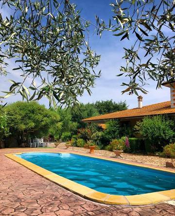 Chambre d’hôte pour 3 personnes, avec piscine ainsi que vue et jardin à Sòrgono