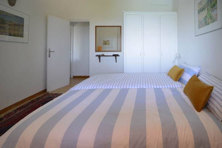Maison provençale mit Pool, Olivenhain, weiter Panoramablick auf das Mittelmeer in Opio, Mittelmeerküste (Frankreich)