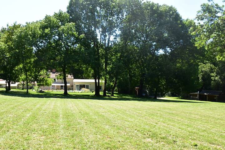 Location de vacances pour 11 personnes, avec jardin et terrasse à Xanton-Chassenon - 4