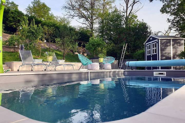 Location de vacances pour 2 personnes, avec terrasse ainsi que jardin et piscine à Flagnac