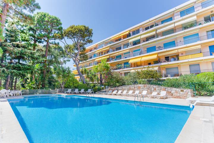Appartement de vacances pour 4 personnes, avec balcon ainsi que jardin et piscine à Cap-d'Ail