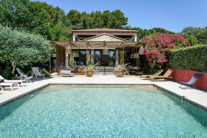 Villa pour 8 personnes, avec jardin et piscine, adapté aux familles