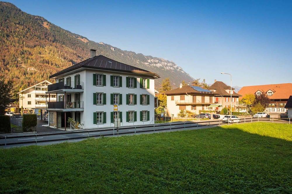 Entire apartment, Spacious apartment with terrace lounge and wellness area in Matten bei Interlaken, Lake Thun