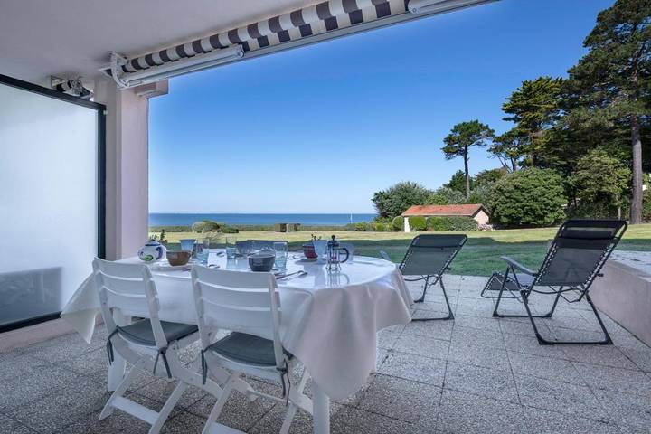 Ferienwohnung für 4 Personen, mit Terrasse und Ausblick in Frankreich
