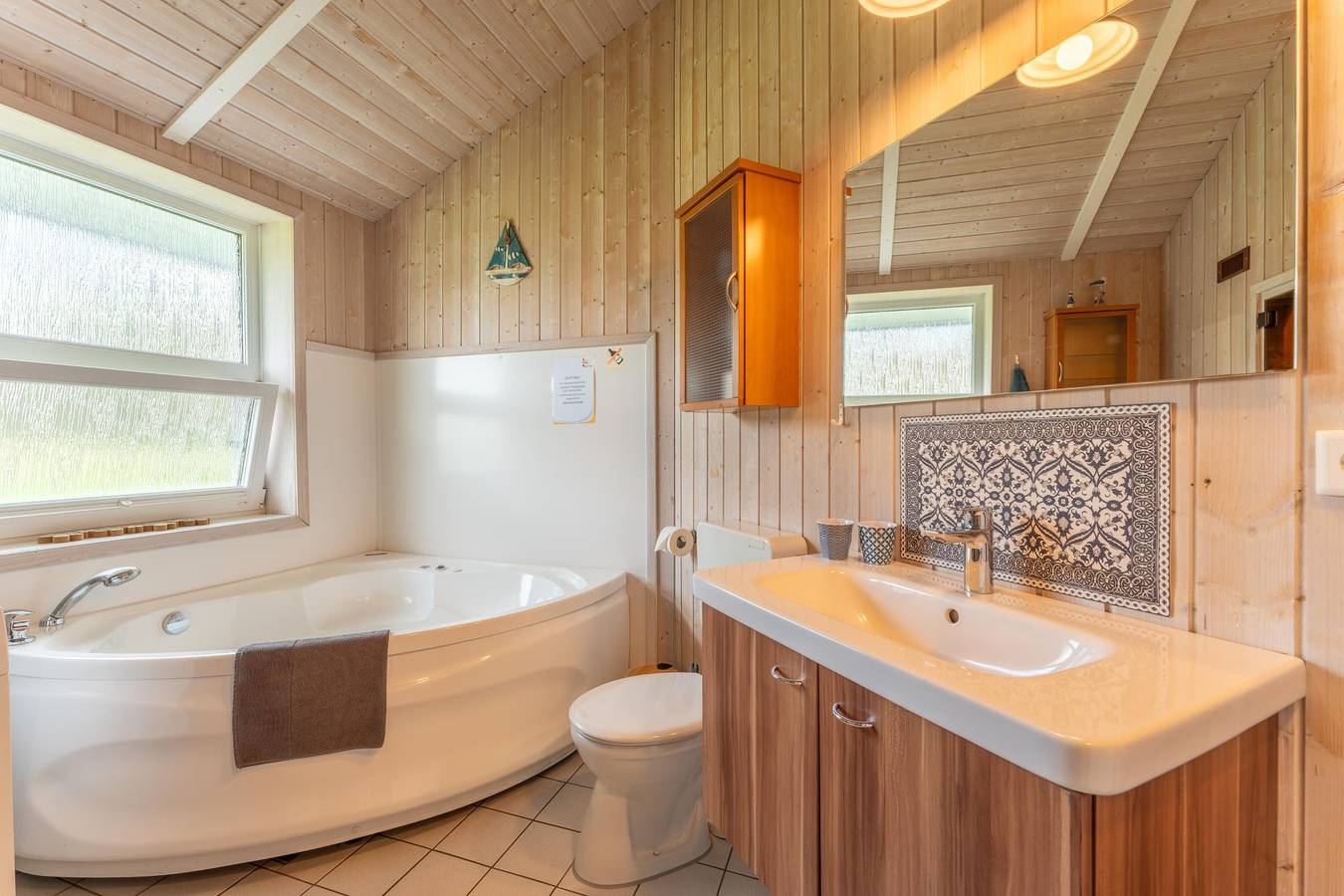 12 Personen Familienferienhaus mit Sauna, Whirlpool, zwei Duschen und Toiletten, Kaminofen und Kanu in 1. Reihe zum See mit wundervollem Seeblick in Otterndorf in Otterndorf, Cuxland