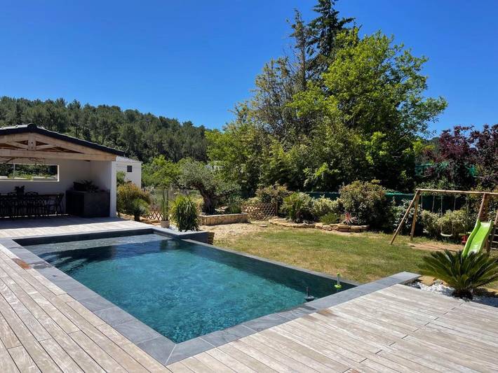 Location de vacances pour 8 personnes, avec piscine ainsi que vue et jardin à Cuges-les-Pins - 2