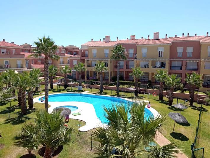 Apartamento de férias para 4 pessoas, com piscina e vista e ainda terraço and jardim em Islantilla