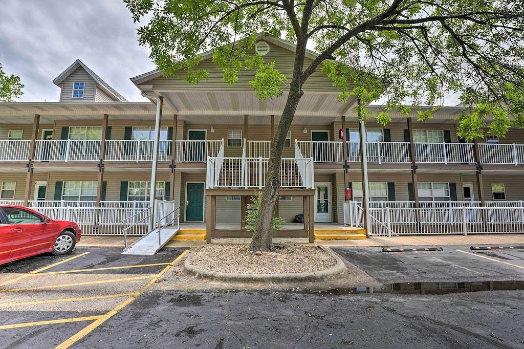 Ganze Wohnung, Sun-Soaked Lake Taneycomo Condo w/ Furnished Patio in Table Rock Lake