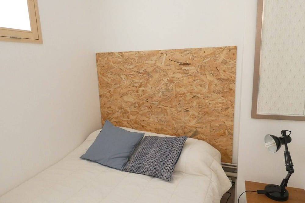 Entire apartment, Cozy 2-Room Apartment for 6, Near Slopes, South-Facing Balcony, Parking, No Pets in Saint-Lary-Soulan, Pyrenees National Park