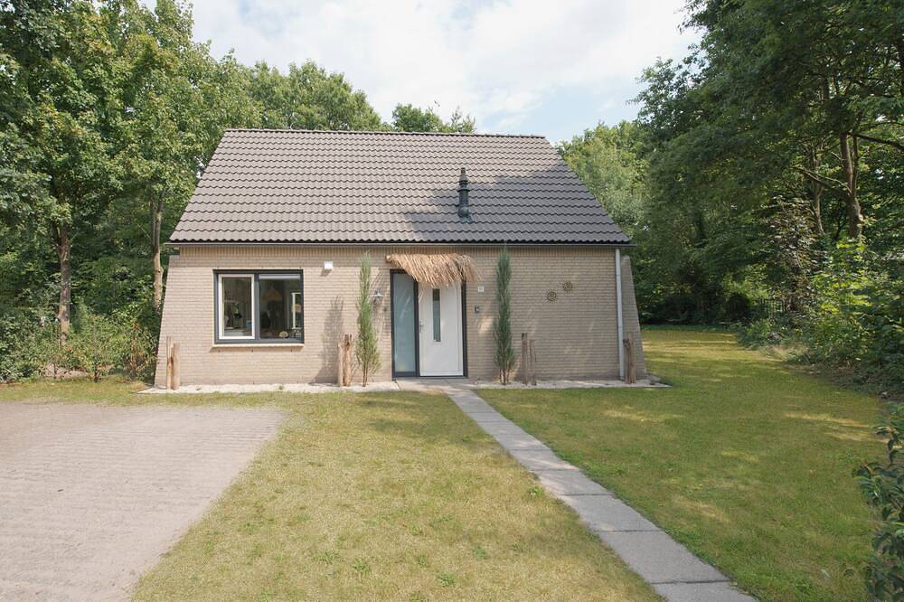 Villa Wellness Retreat 2: Schönes Haus mit Sauna und Whirlpool, Nähe des Waldes! in Hoeven, Halderberge