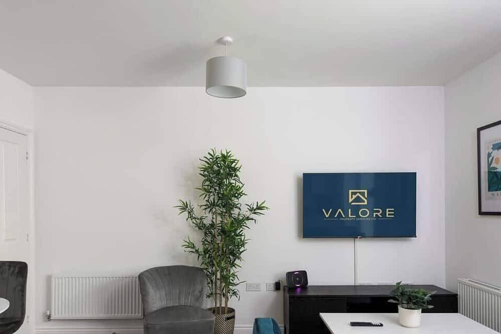 Entire apartment, 1Bed | Smart Tv + Parking | Walk to Shops & Xscape in Milton Keynes, South East England