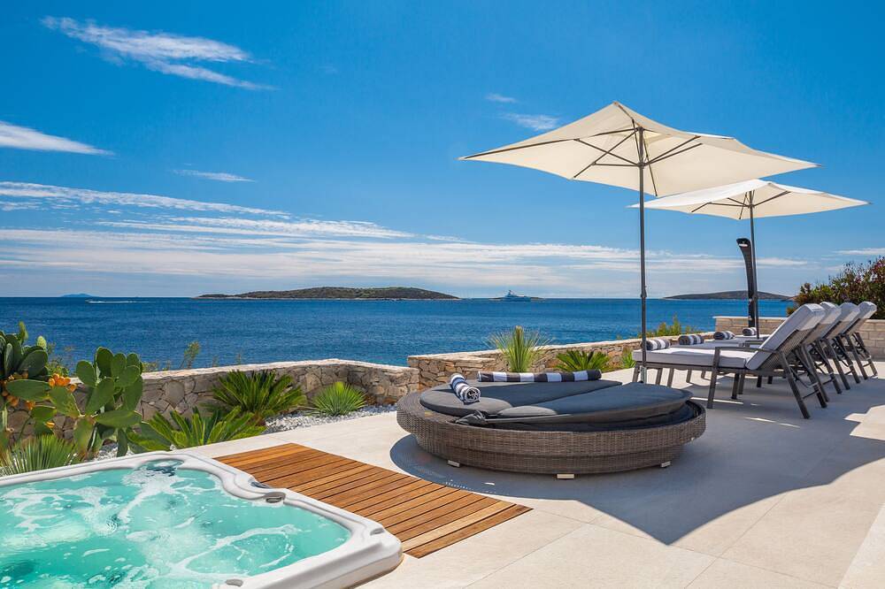 Beachfront house with Pool and Jakuzzi -maximum comfort and privacy ... in Rukavac, Split-Dalmatia