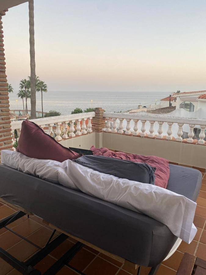 Apartamento para 5 personas, con piscina además de jardín y vistas, Se admiten mascotas en El Faro