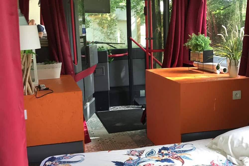 Hébergement pour 2 personnes dans un Bus avec accès piscine in Roanne, Région de Roanne
