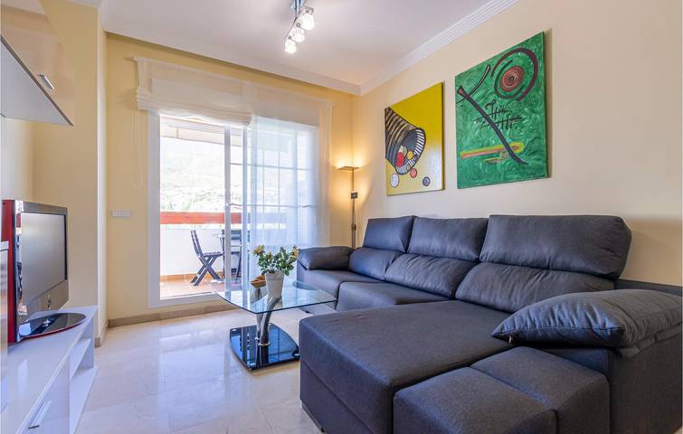 Entire holiday apartment, Charming 2km from Bil Bil Beach with AC, Pool & Terrace in Torrequebrada, Benalmádena